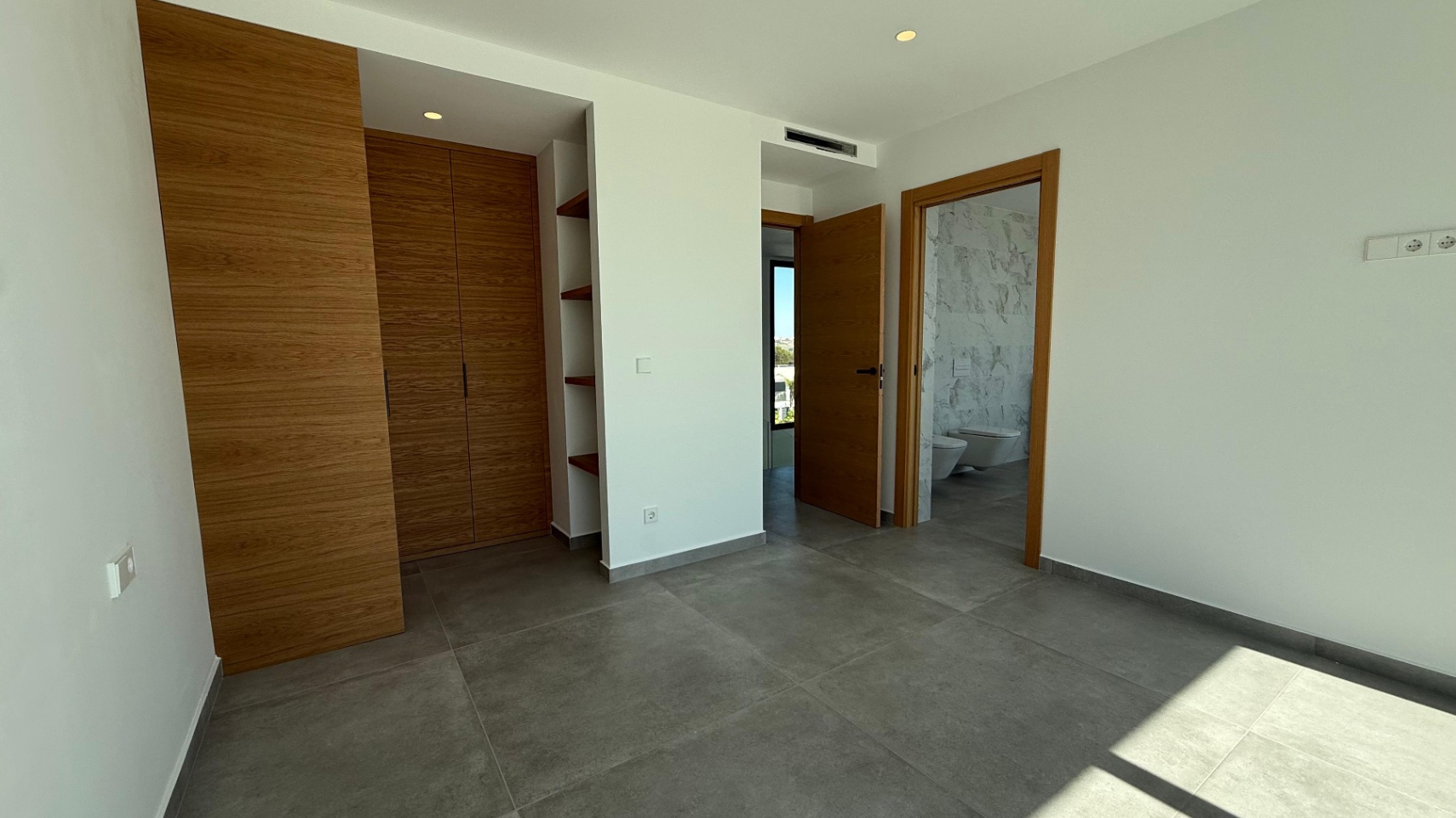 Moderne villa in Moraira met uitzicht op zee - Te koop met 4 slaapkamers en zwembad