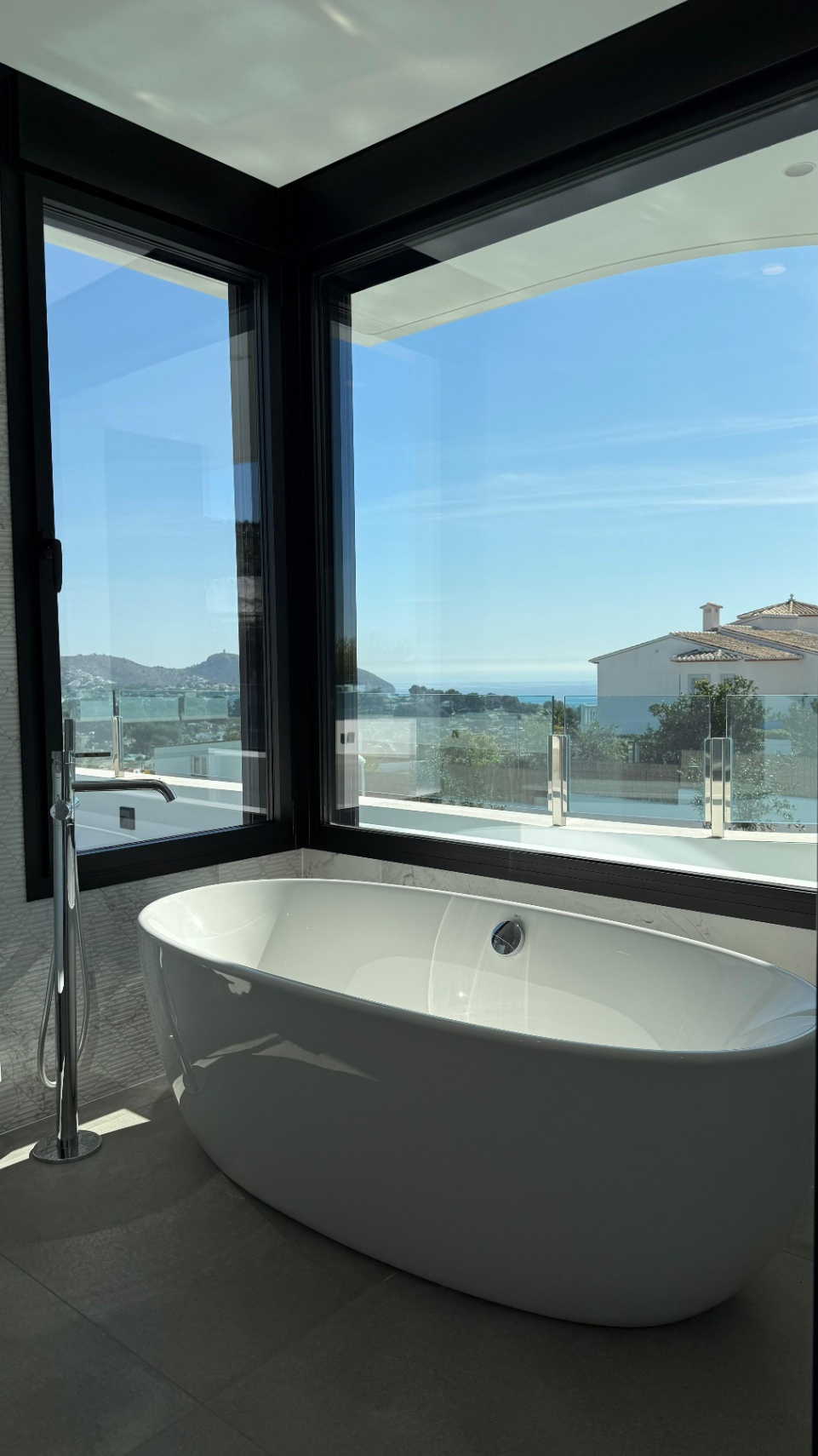 Moderne villa in Moraira met uitzicht op zee - Te koop met 4 slaapkamers en zwembad