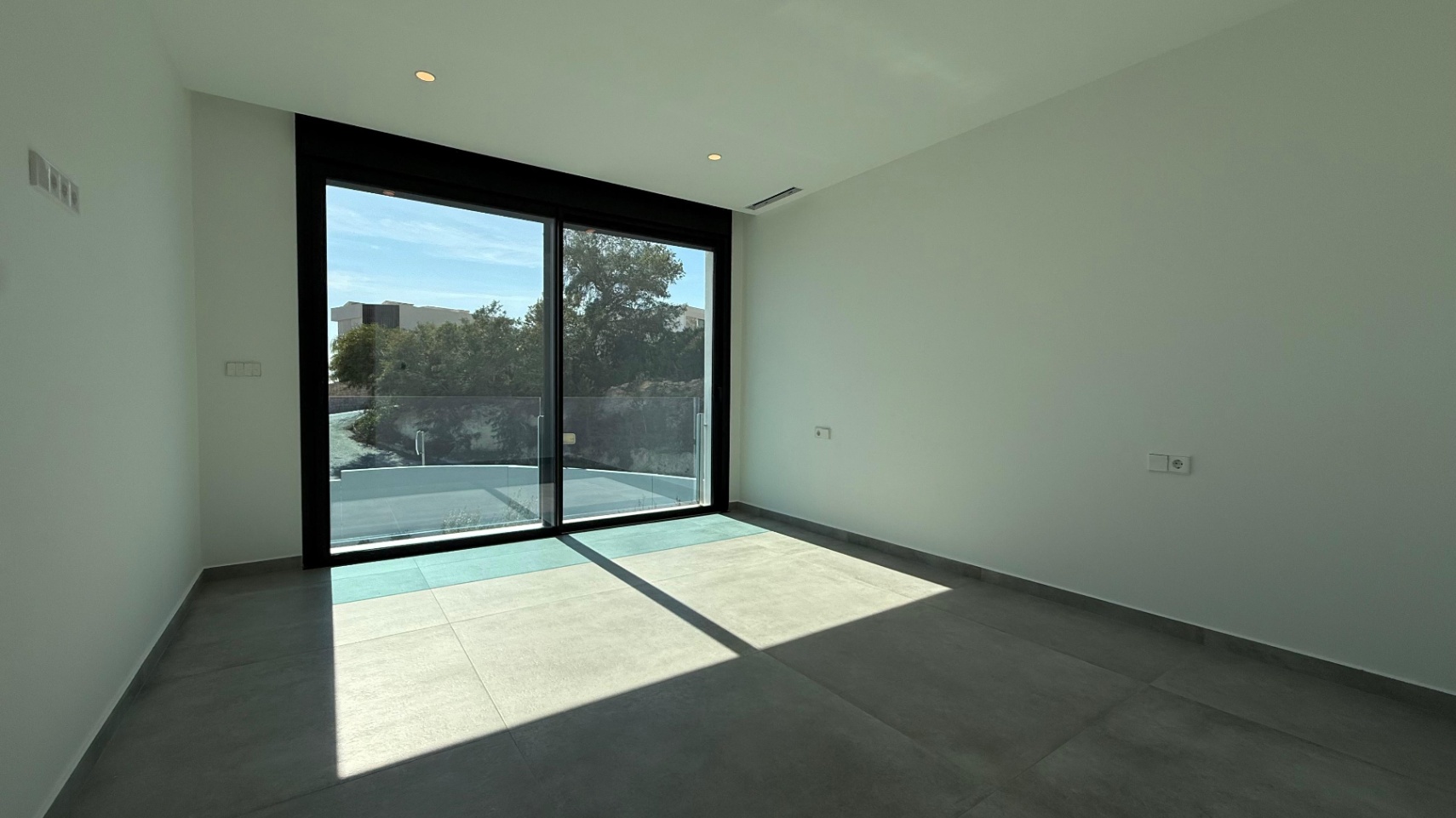 Moderne villa in Moraira met uitzicht op zee - Te koop met 4 slaapkamers en zwembad