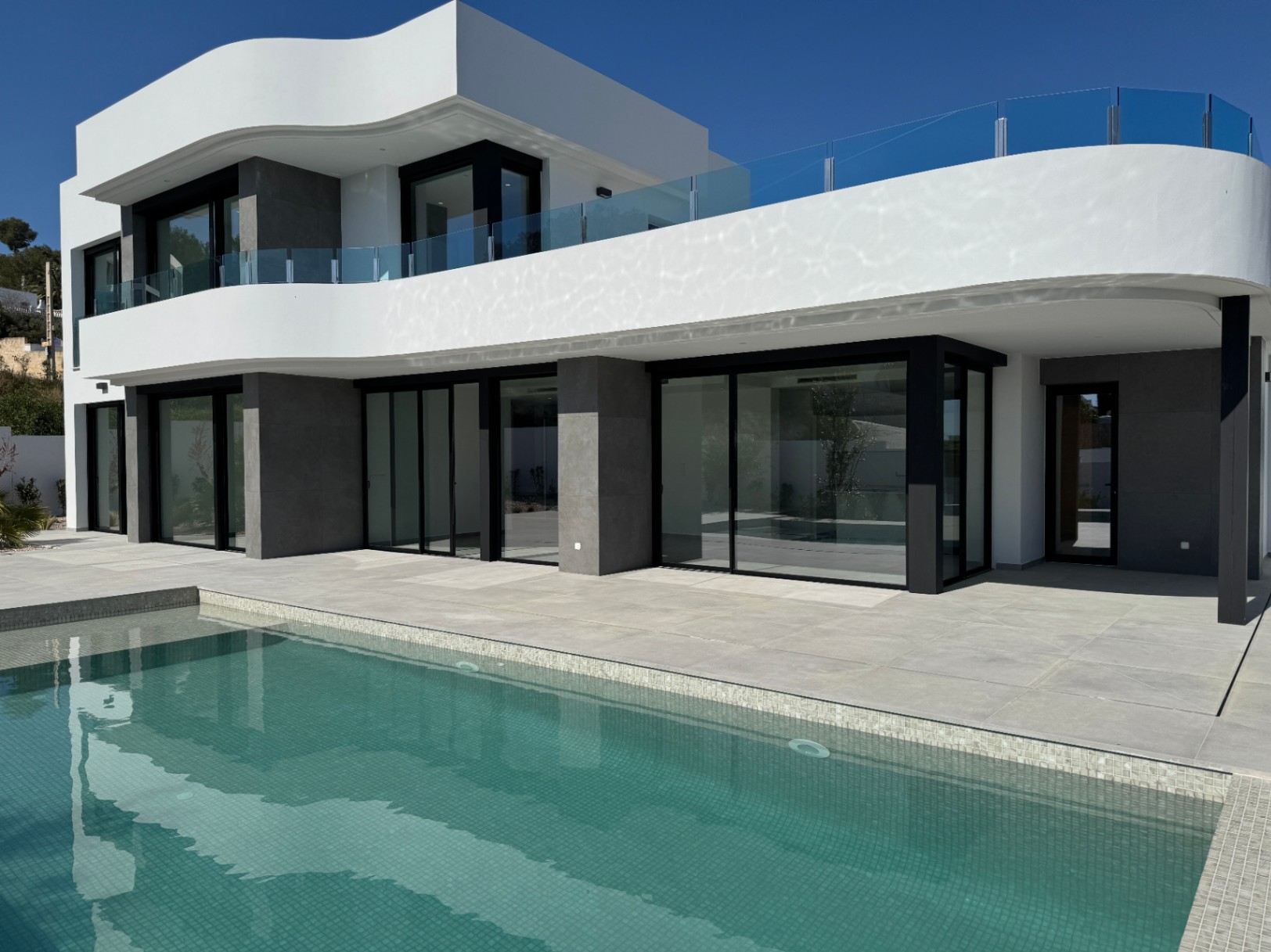 Moderne villa in Moraira met uitzicht op zee - Te koop met 4 slaapkamers en zwembad