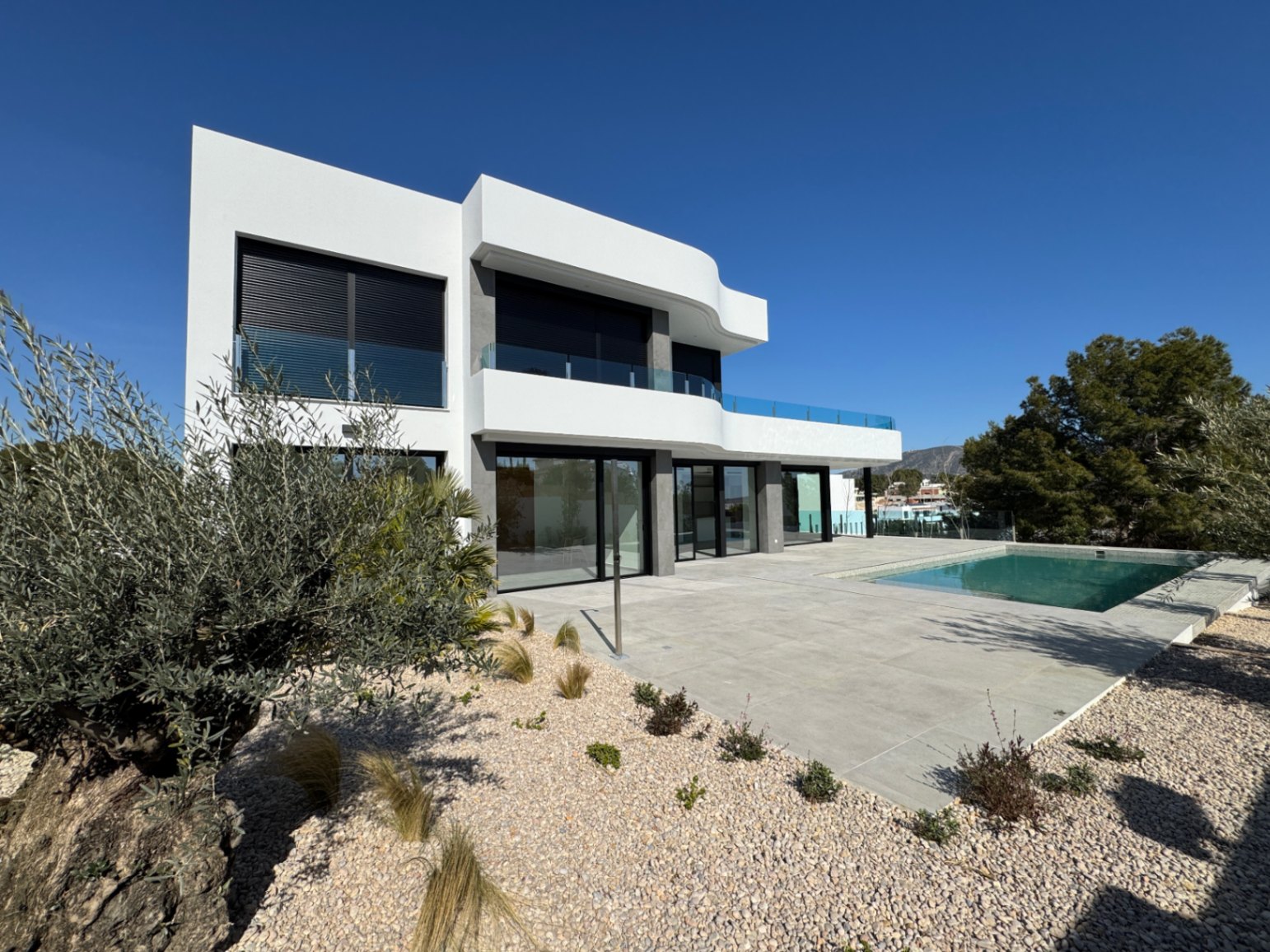 Moderne villa in Moraira met uitzicht op zee - Te koop met 4 slaapkamers en zwembad