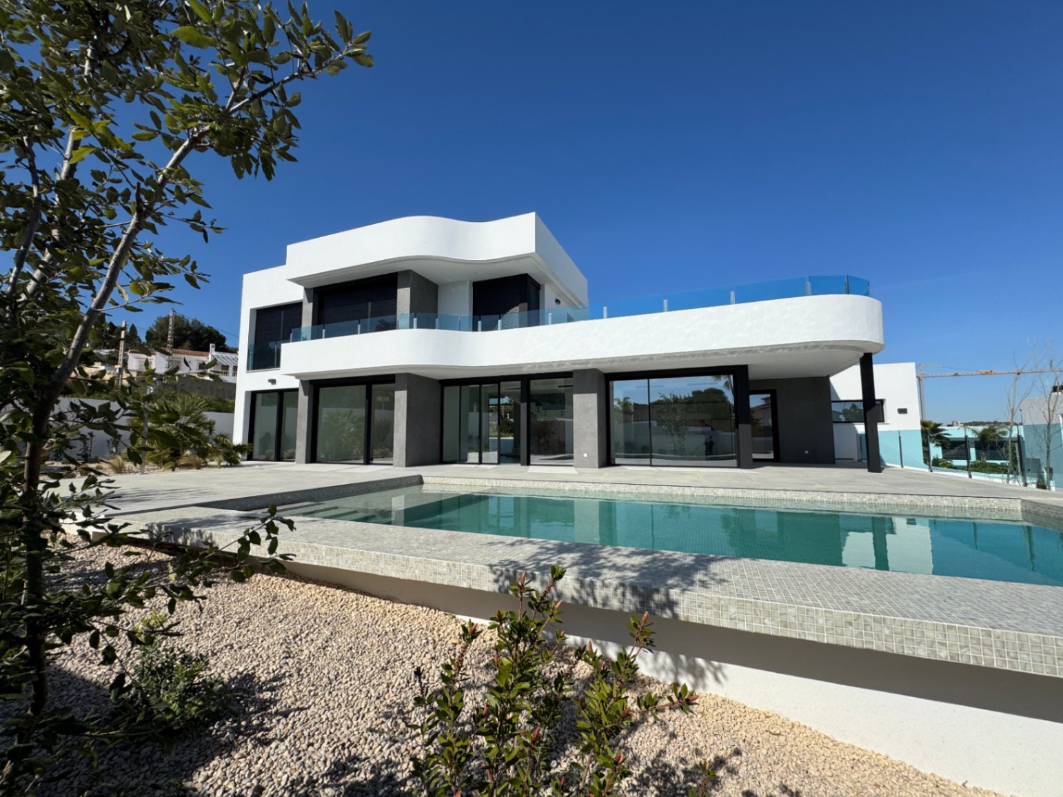 Moderne villa in Moraira met uitzicht op zee - Te koop met 4 slaapkamers en zwembad
