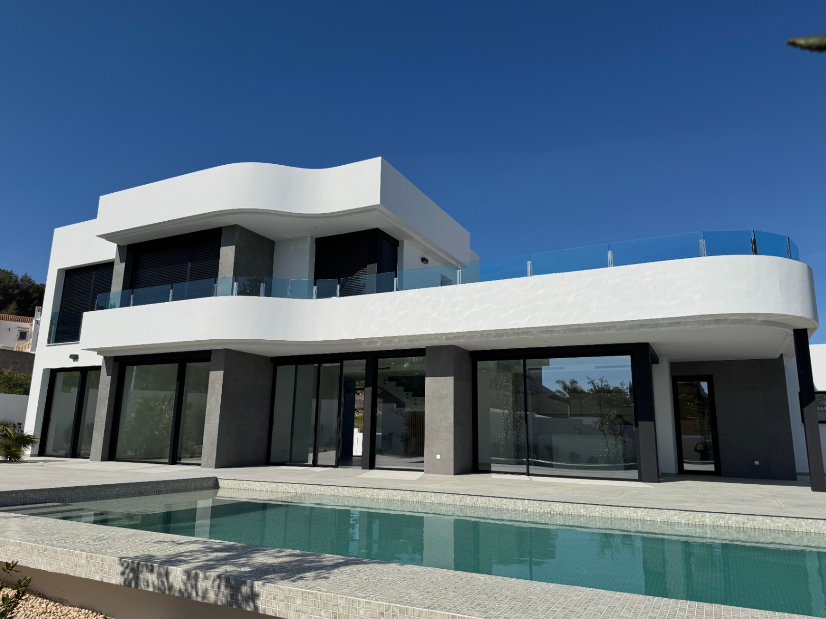 Moderne villa in Moraira met uitzicht op zee - Te koop met 4 slaapkamers en zwembad