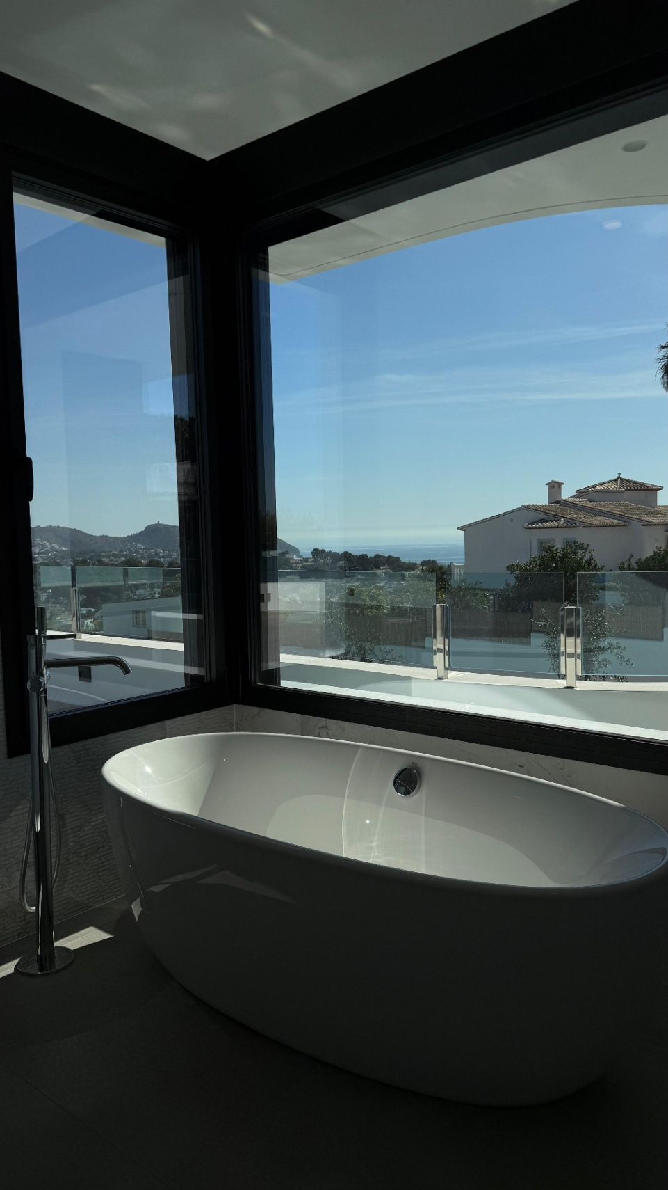 Moderne villa in Moraira met uitzicht op zee - Te koop met 4 slaapkamers en zwembad