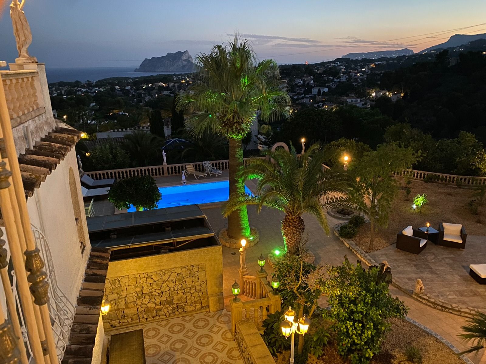 Belle villa de style espagnol avec vue sur la mer et le Peñon