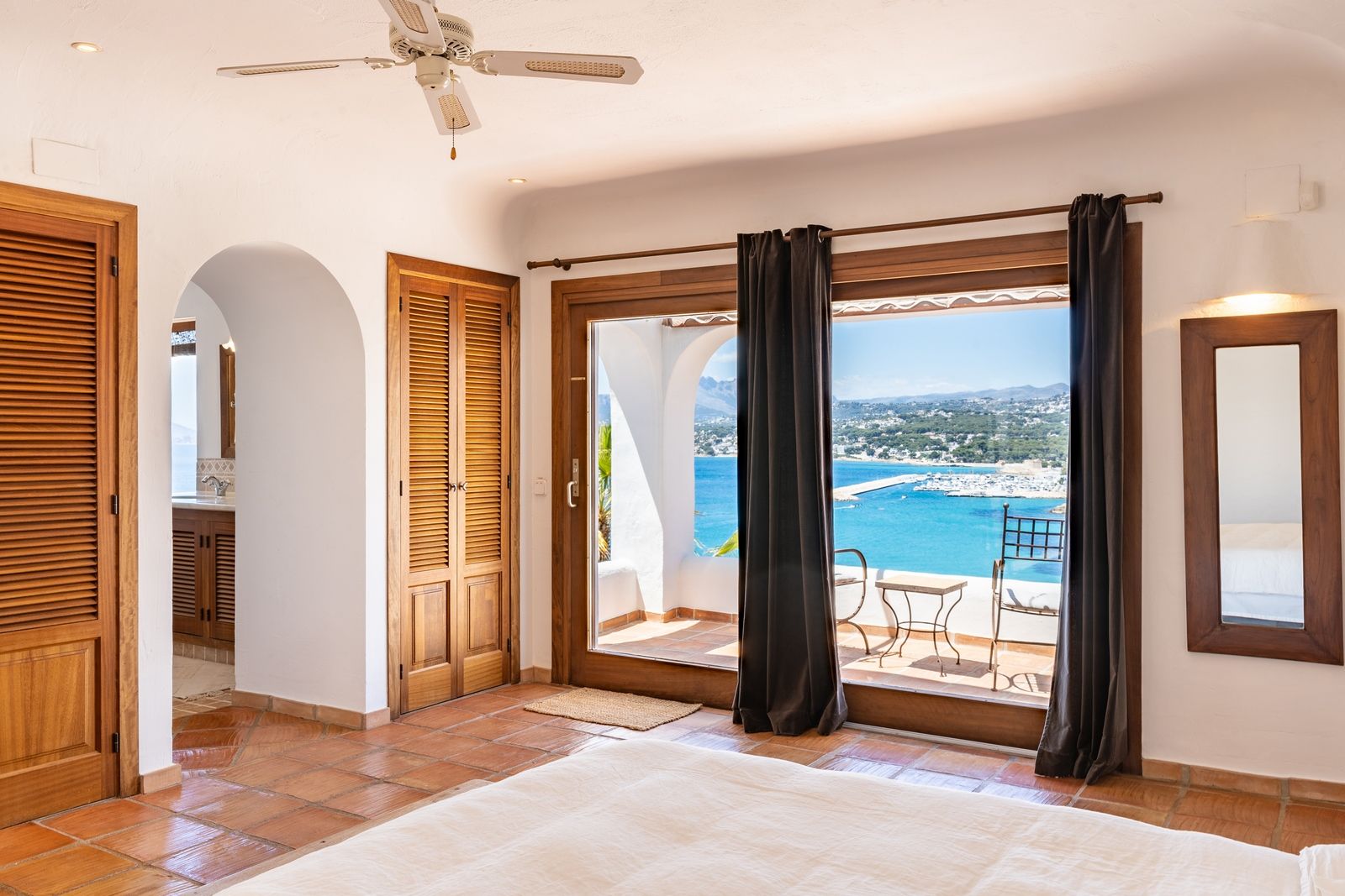 Luxe villa in Ibiza-stijl in El Portet met uitzicht op zee
