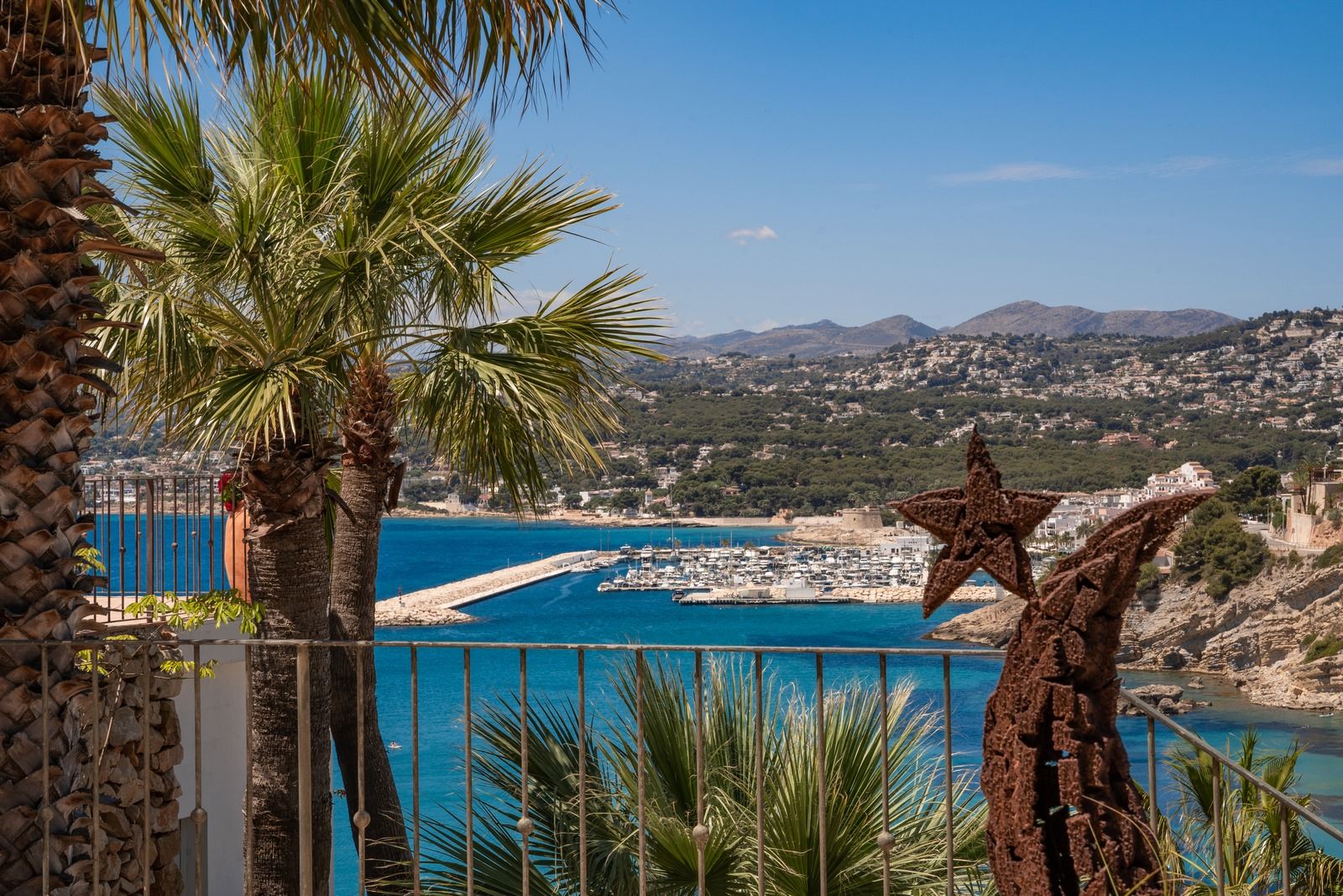 Luxe villa in Ibiza-stijl in El Portet met uitzicht op zee