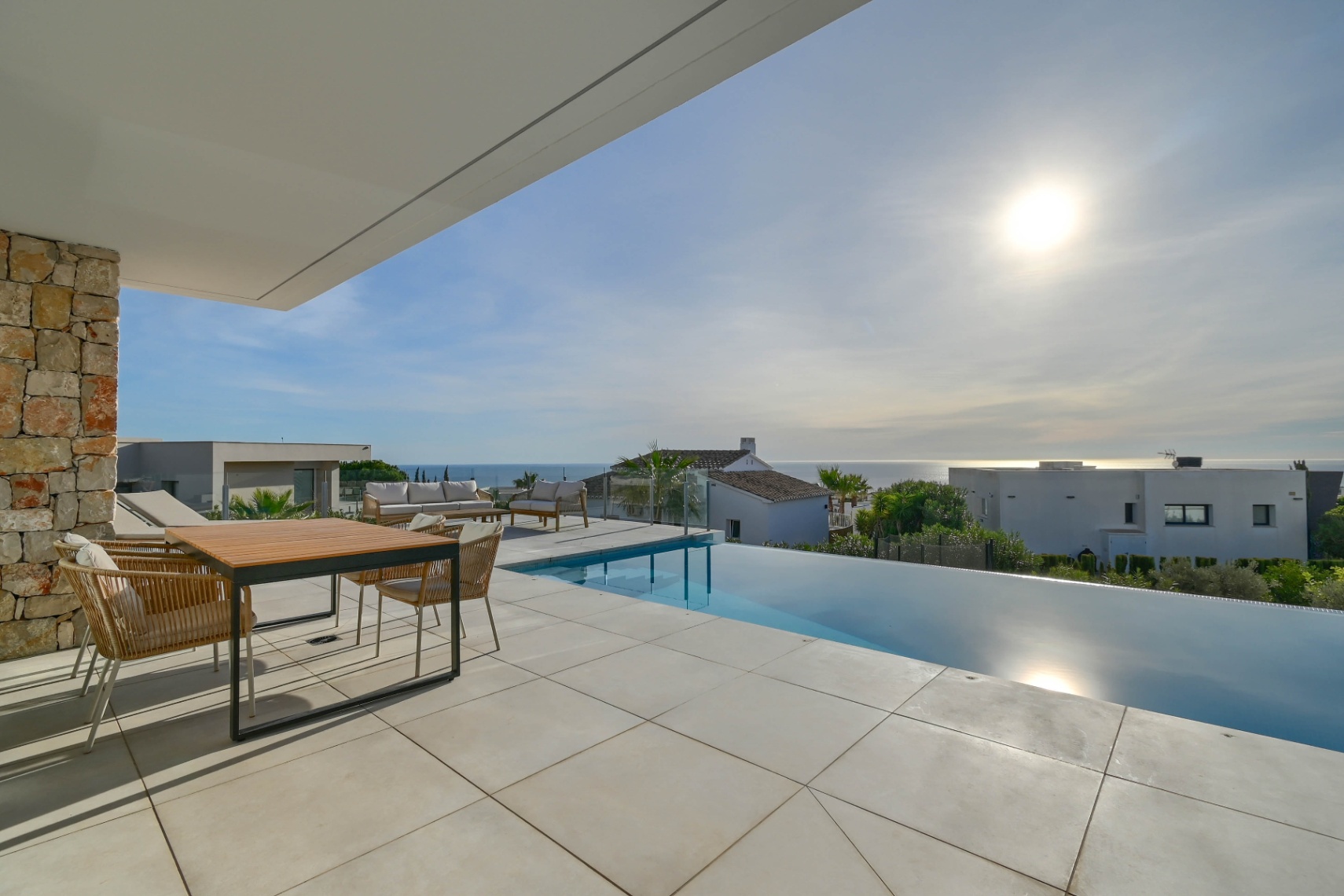 Moderne Luxusvilla mit Panoramablick auf das Meer