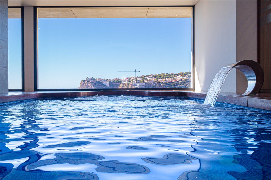 Modern luxe appartement met uitzicht op zee