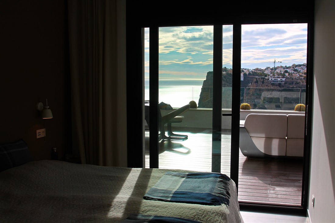 Modern luxe appartement met uitzicht op zee