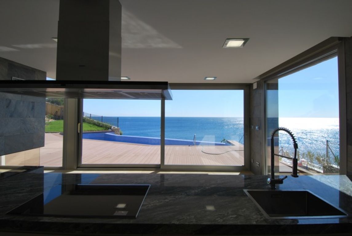 Moderne luxevilla op de kustlijn.