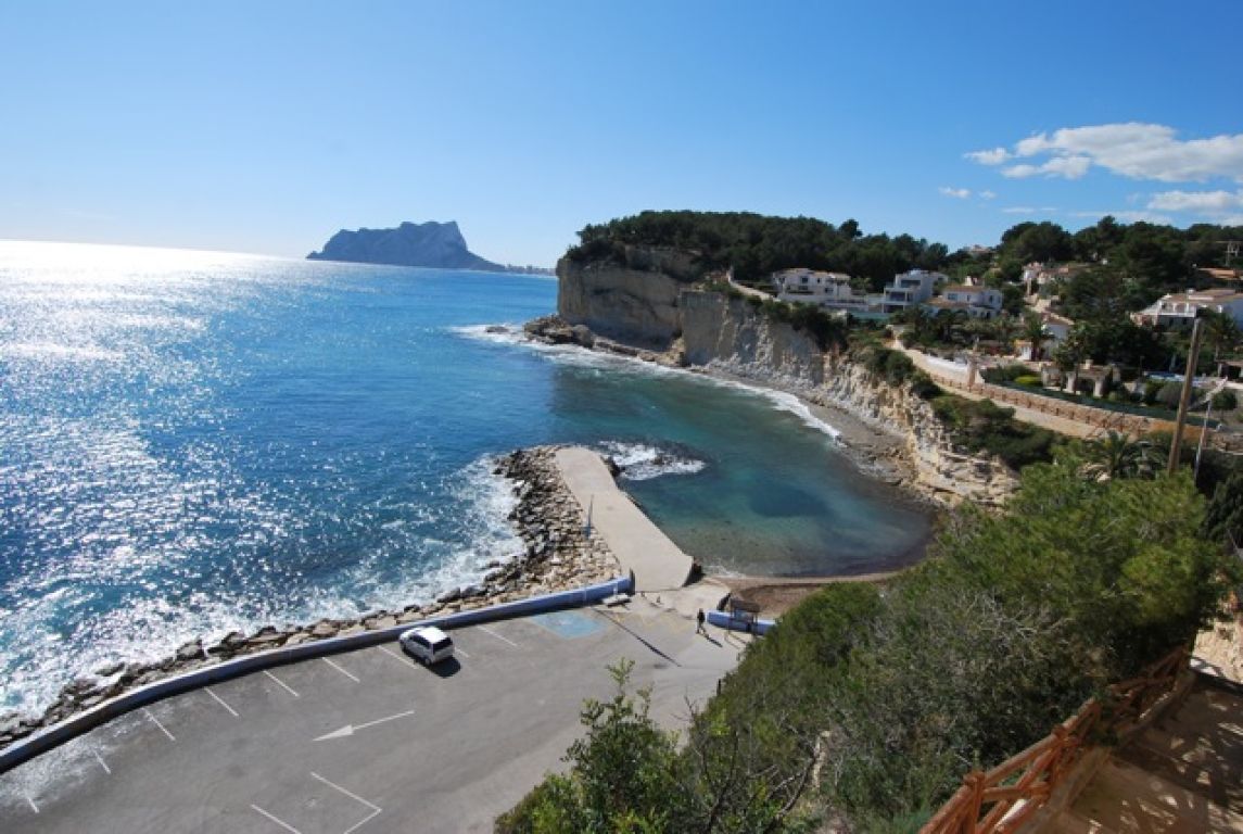 Villa contemporaine de luxe en bord de mer.