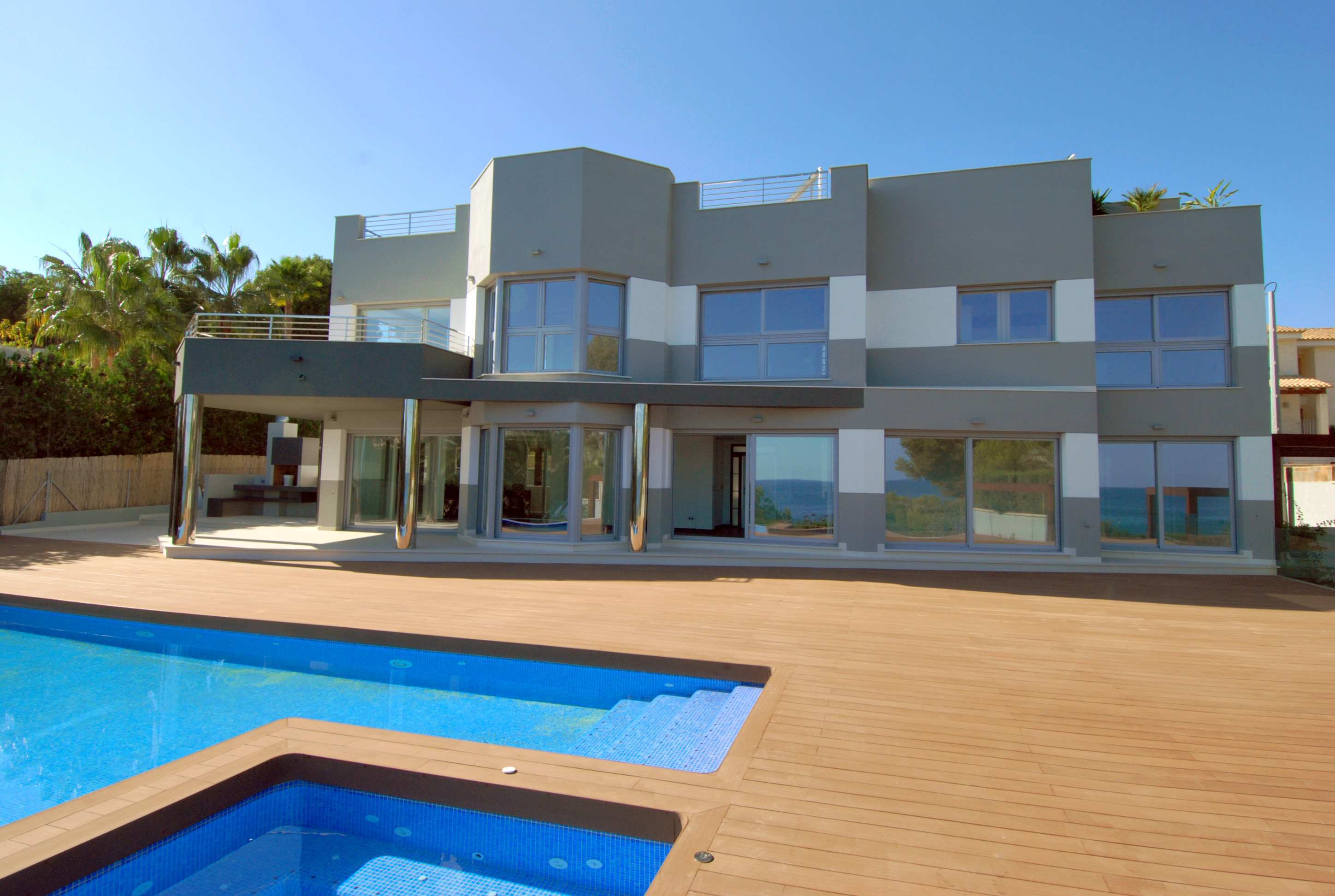 Mooie moderne luxe Villa op de kustlijn