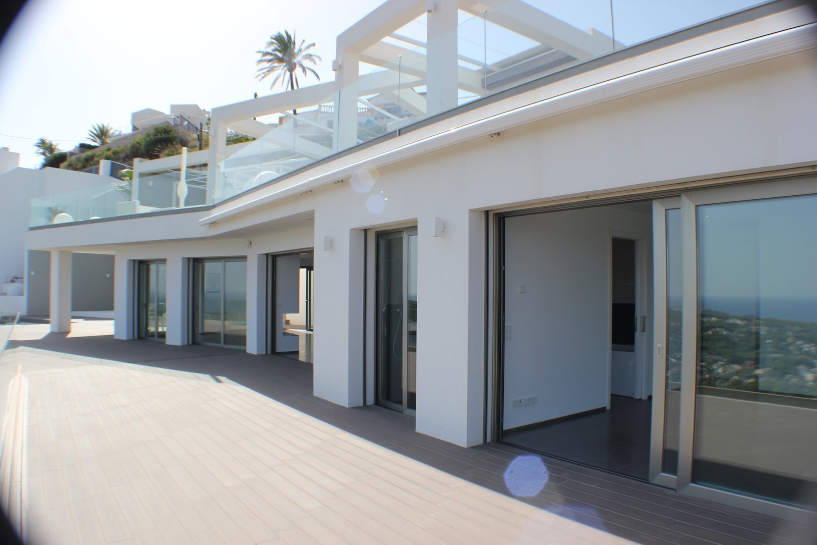 Ultra moderne villa met panoramisch uitzicht op de zee