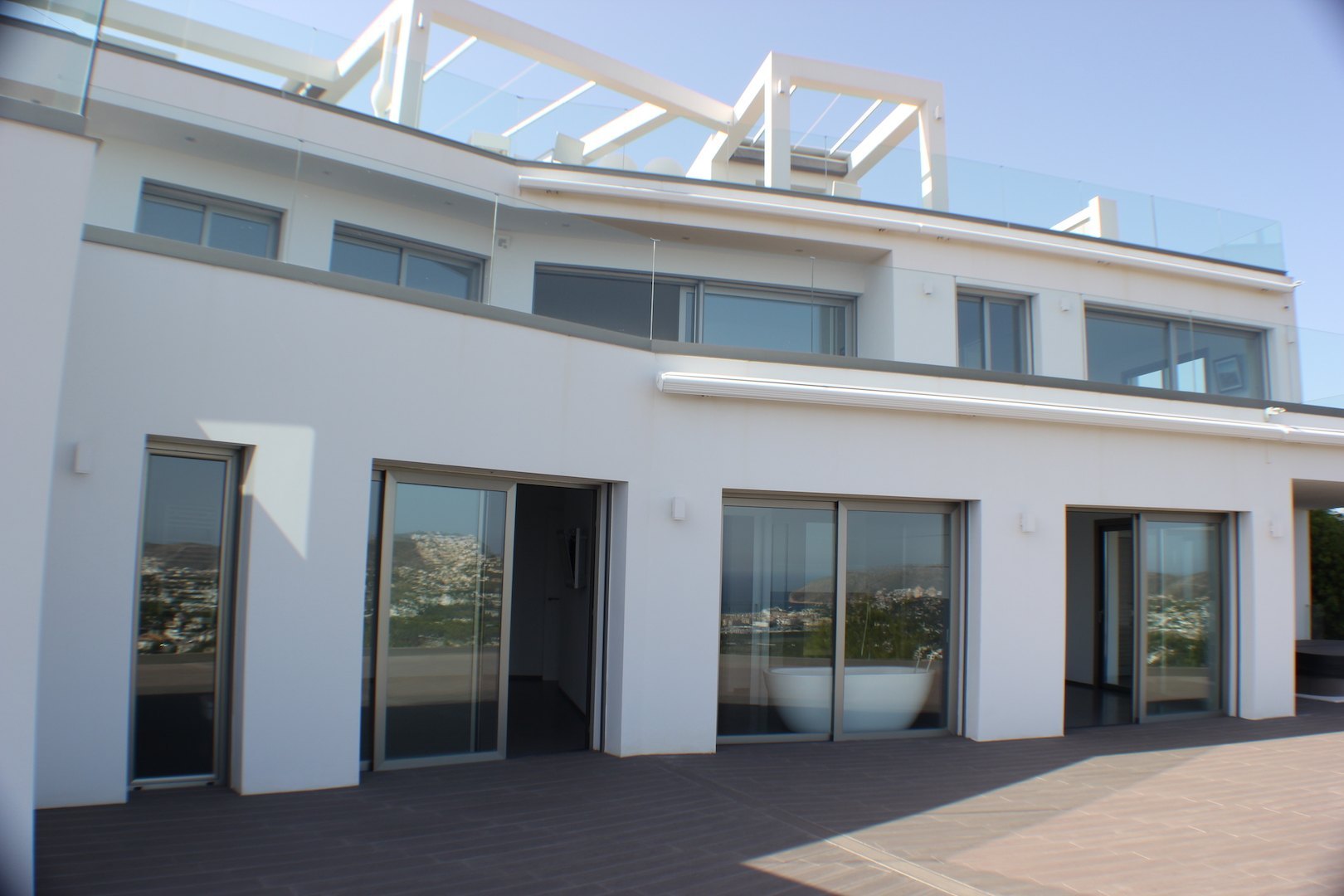 Ultra moderne villa met panoramisch uitzicht op de zee