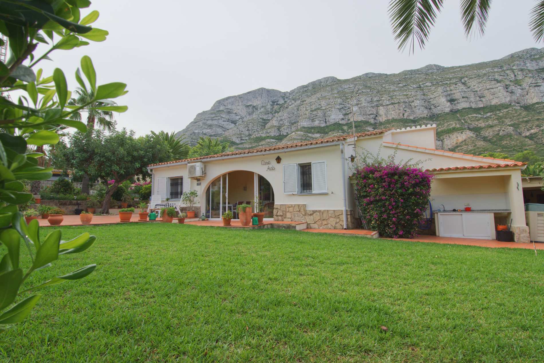 Villa in tranquil neighbourhood with views to the Montgo