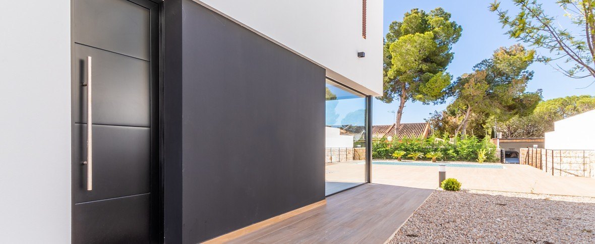 Unique Modern New Build villas 400m to the beach