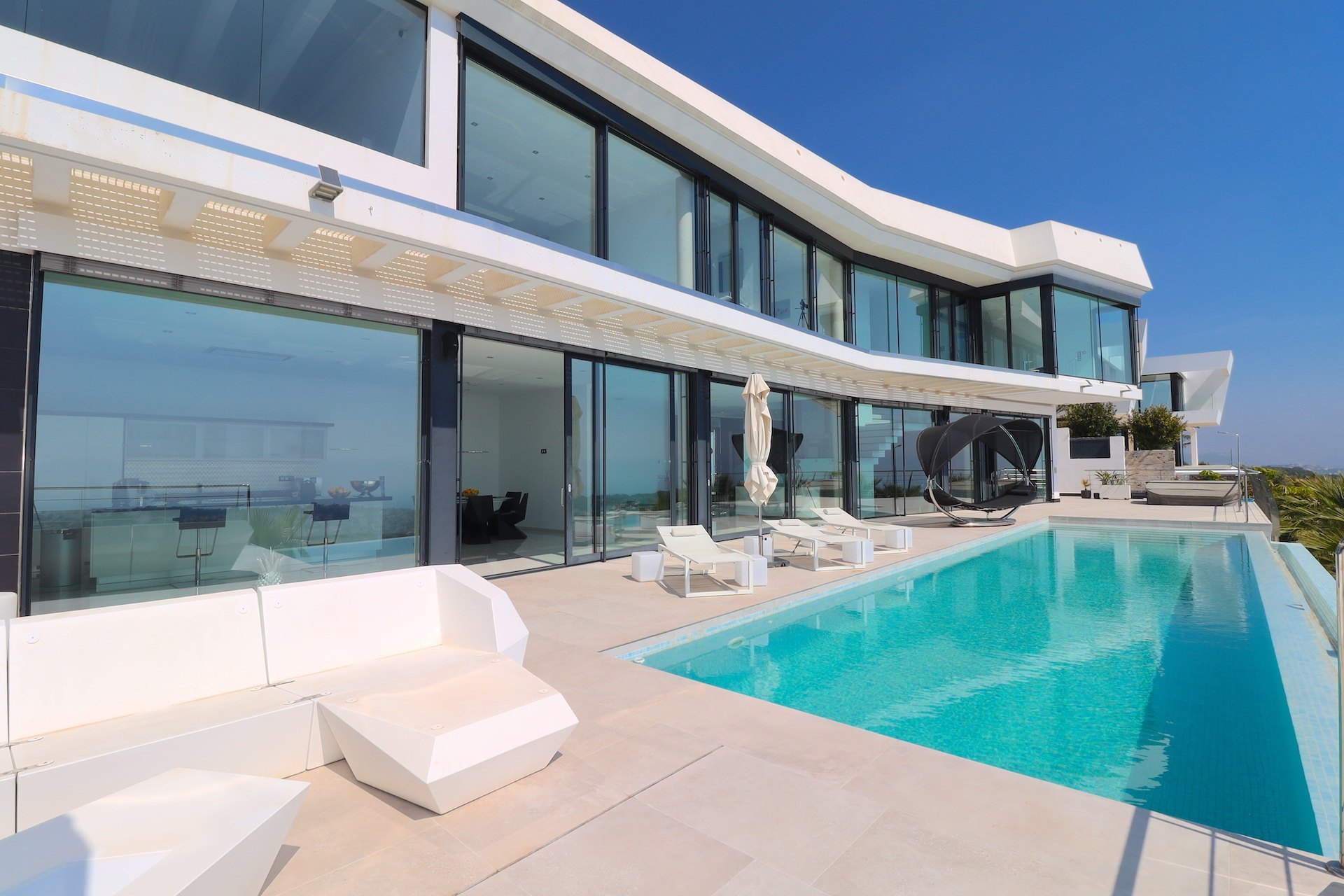 Villa moderna con vistas panorámicas al mar