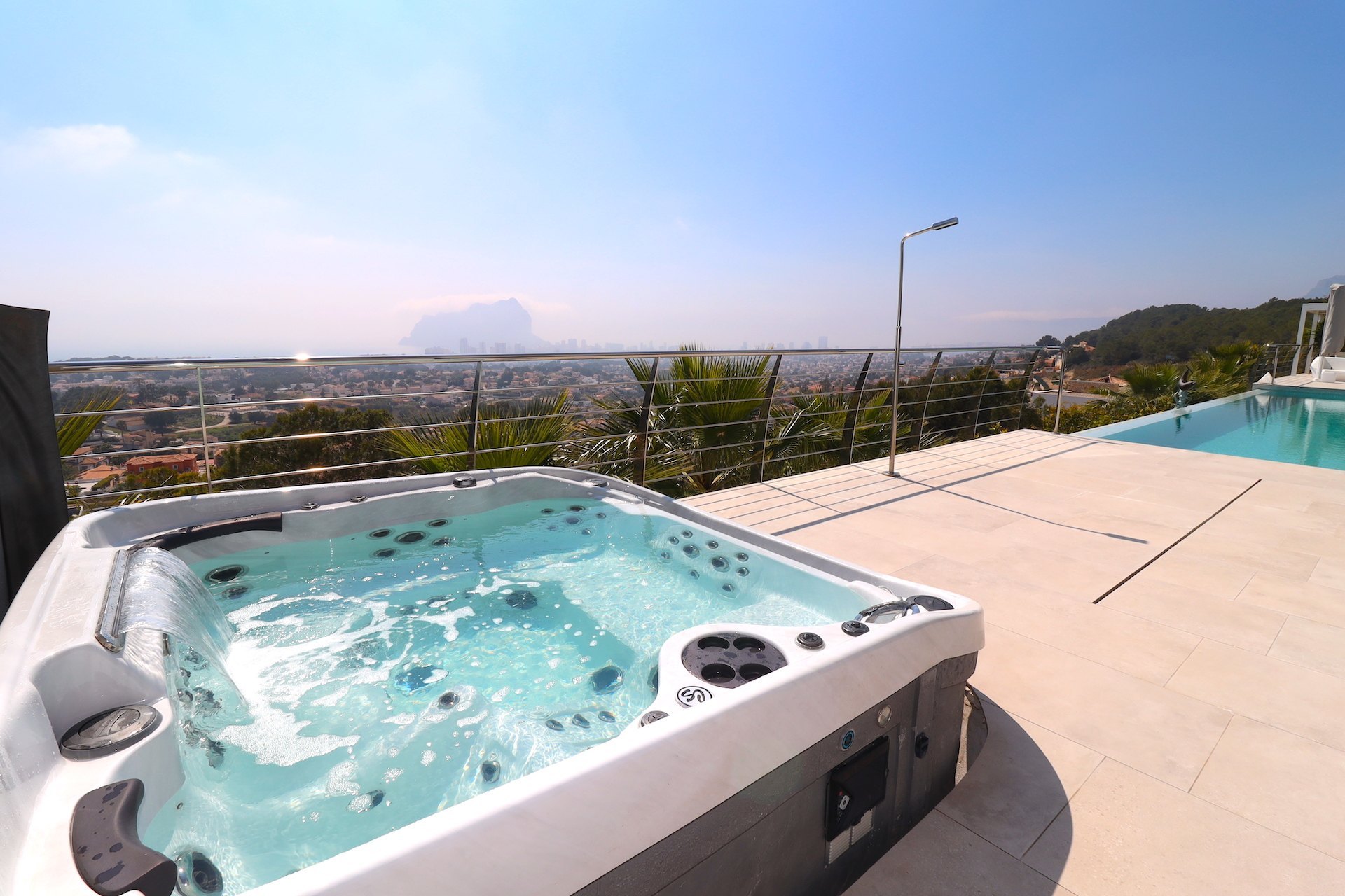 Villa moderne avec vue panoramique sur la mer