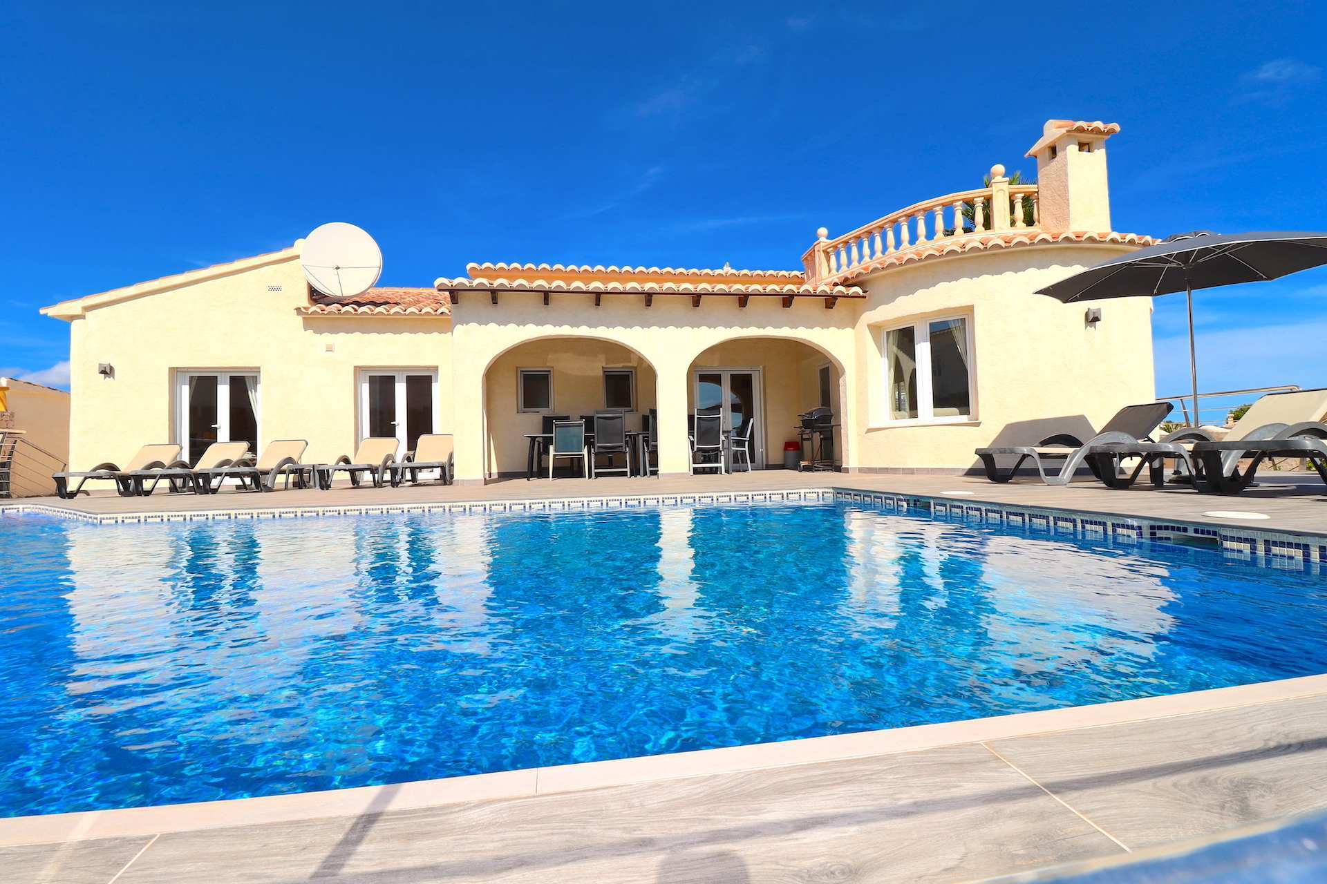 Stunning Villa with 5 Bedrooms and sea views