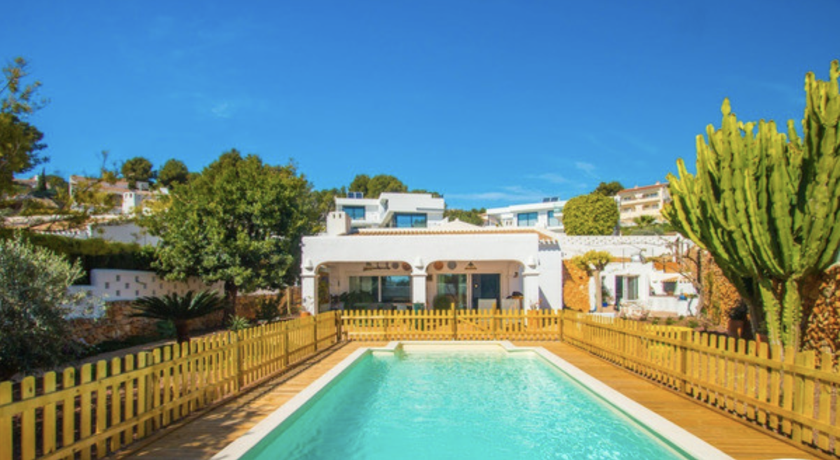Belle villa de style méditerranéen à seulement 600 mètres de la mer sur la côte de Benissa.