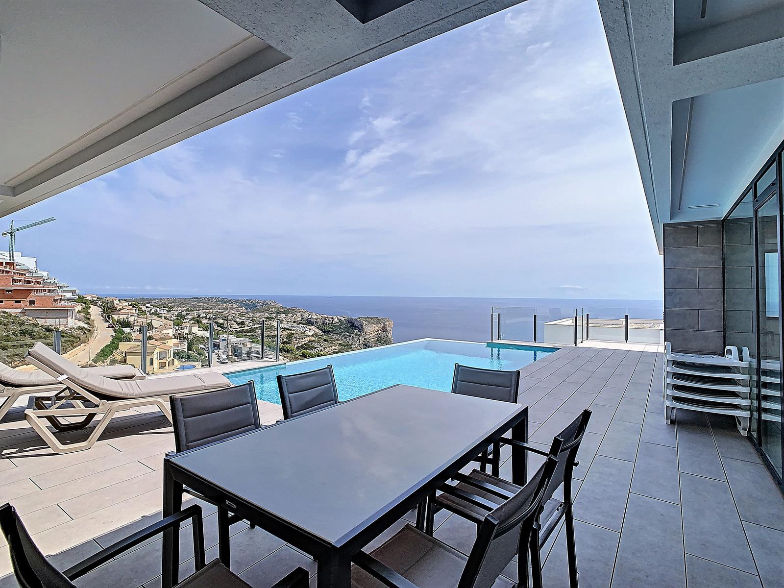 Unieke moderne villa te koop met uitzicht op zee
