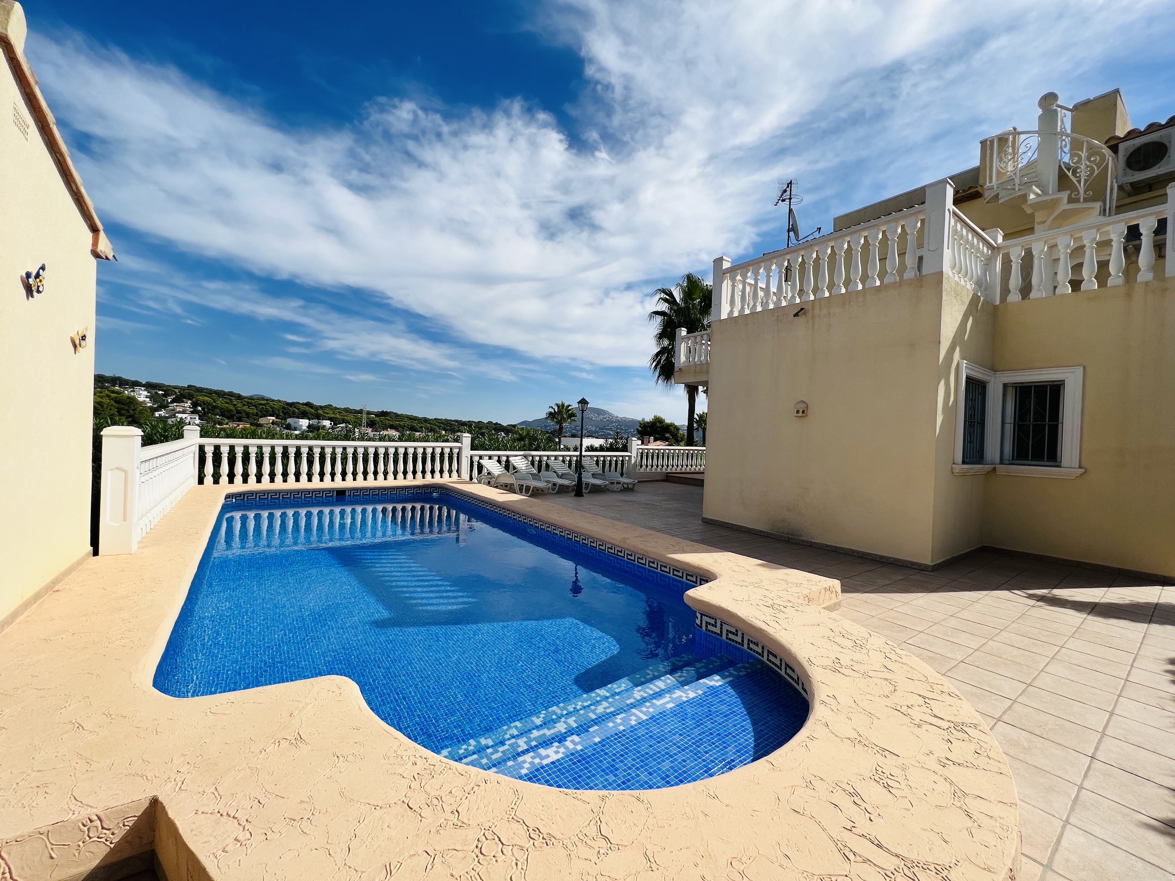 Preciosa Villa en Moraira con pequeñas vistas al mar