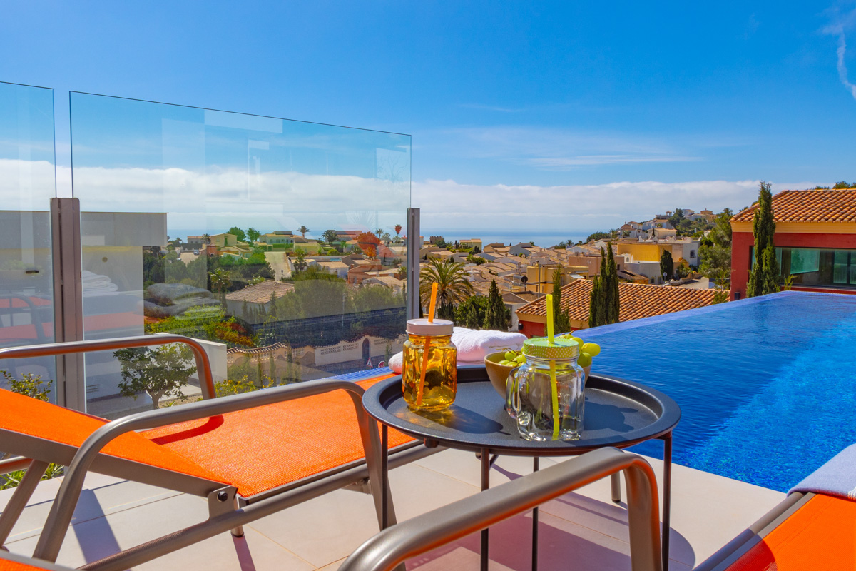 Mooie moderne villa met panoramisch uitzicht in Cumbre del Sol.