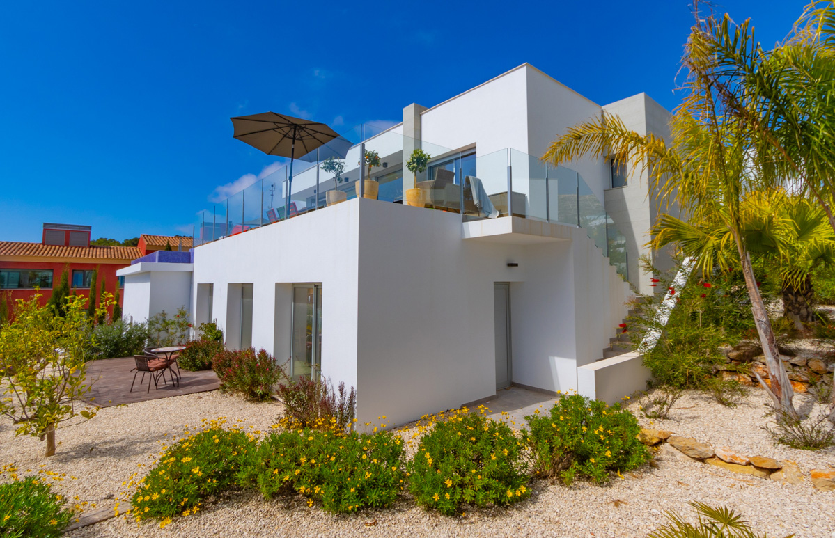 Mooie moderne villa met panoramisch uitzicht in Cumbre del Sol.