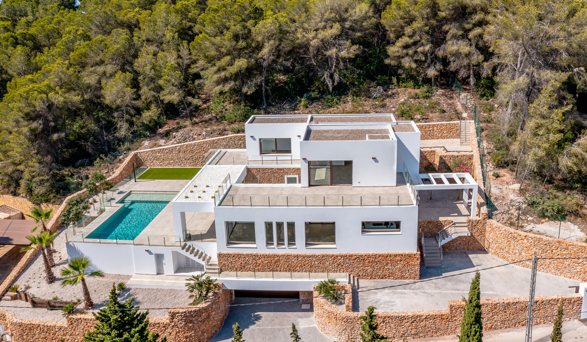 Geweldige moderne Ibiza-stijl villa klaar om in te trekken. El Portet