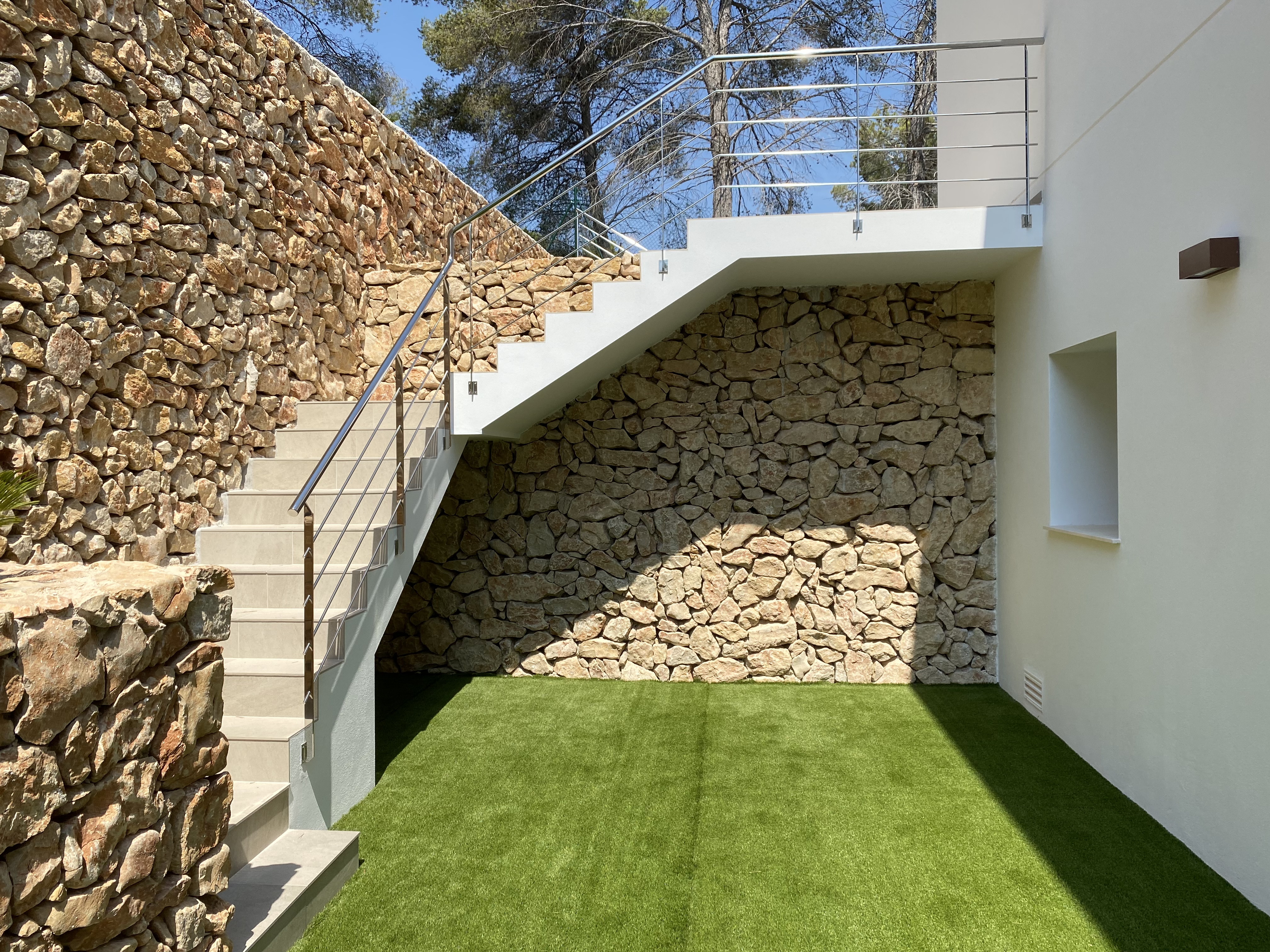 Geweldige moderne Ibiza-stijl villa klaar om in te trekken. El Portet