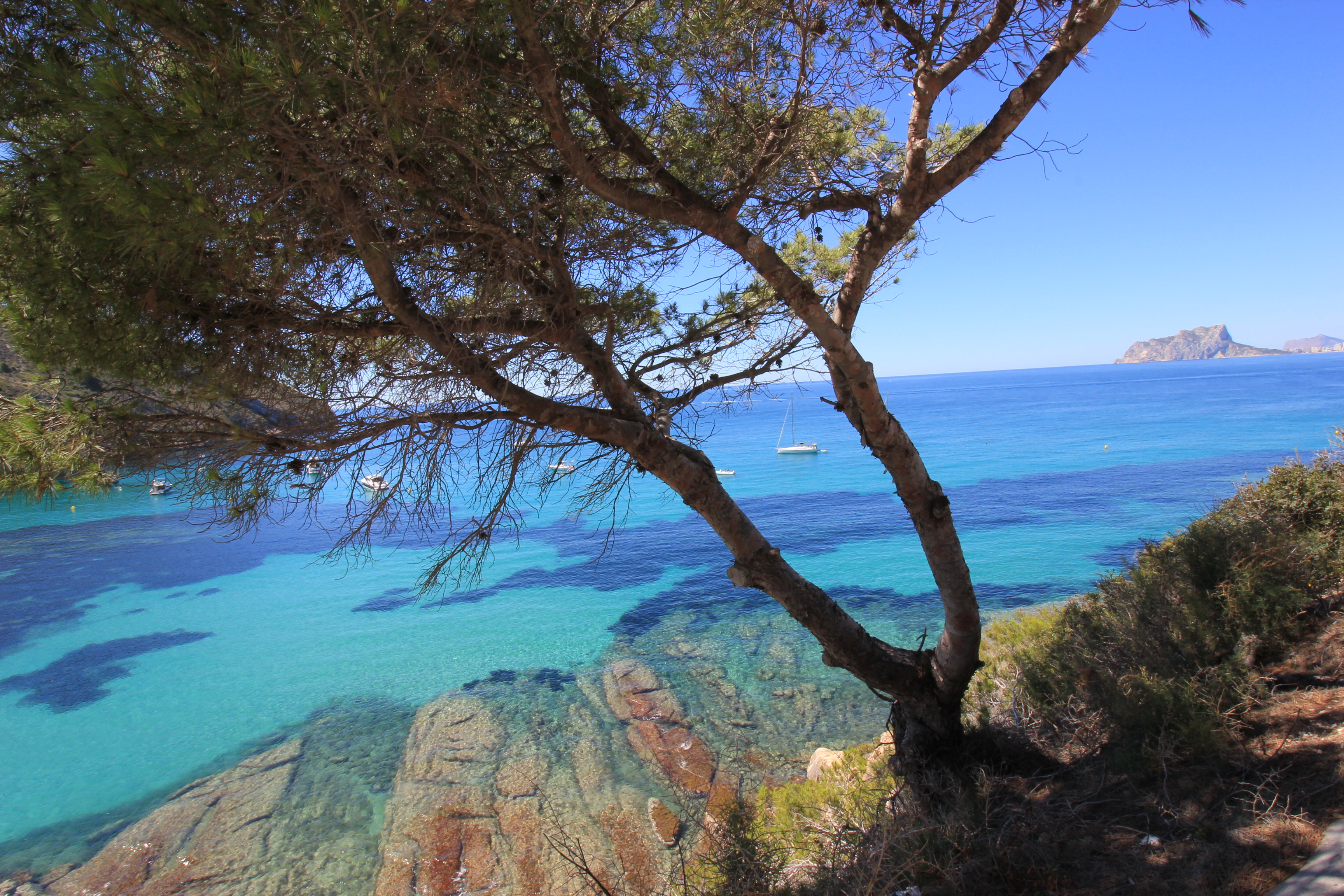 Уникальная современная роскошная вилла в Морайре с видом на море