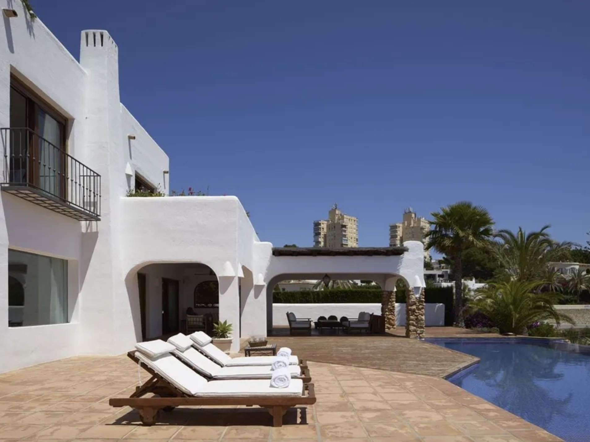 Villa de lujo de estilo ibicenco en Moraira con vistas al mar