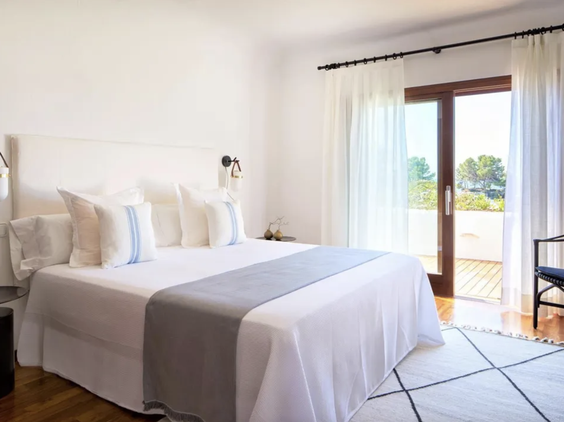 Luxusvilla im Ibiza-Stil in Moraira mit Meerblick